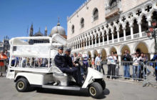 Venezia,04/05/2011. L’arrivo della Papa mobile a San Marco.